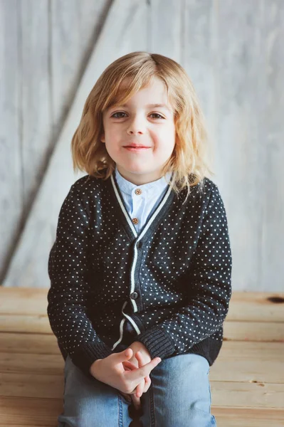 Retrato interior de niño de 5 años con el pelo largo sentado en la mesa en casa — Foto de Stock