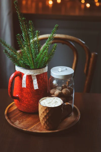 Cacao caldo con marshmallow, rami di abete e decorazioni natalizie su tavolo di legno in casa di campagna. Accogliente scena familiare, concetto di hygge danese . — Foto Stock