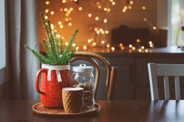 Horké kakao s marshmallow, větve jedle a vánoční ozdoby na dřevěný stůl v venkovském domě. Útulné domácké scéna, dánský hygge koncept. — Stock fotografie