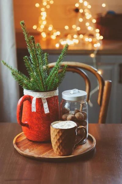 Cacao caldo con marshmallow, rami di abete e decorazioni natalizie su tavolo di legno in casa di campagna. Accogliente scena familiare, concetto di hygge danese . — Foto Stock
