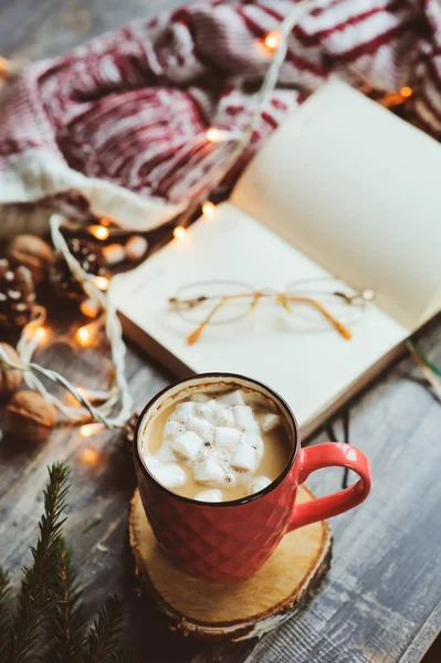 Pianificatore settimanale o da fare elenco vista dall'alto con decorazioni natalizie e cioccolata calda. Scegliere i regali e pianificare le vacanze concetto — Foto Stock