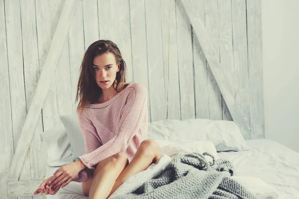 Νέοι σέξι γυναίκα σε ροζ εσώρουχα χαλαρώνοντας στο σπίτι στο κρεβάτι. Casual τρόπου ζωής στο σύγχρονο σκανδιναβικό εσωτερικό — Φωτογραφία Αρχείου