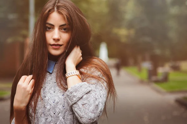 Primer plano retrato de joven hermosa chica feliz con el pelo largo oscuro bien acondicionado, caminando en la ciudad de otoño en suéter de punto cálido —  Fotos de Stock