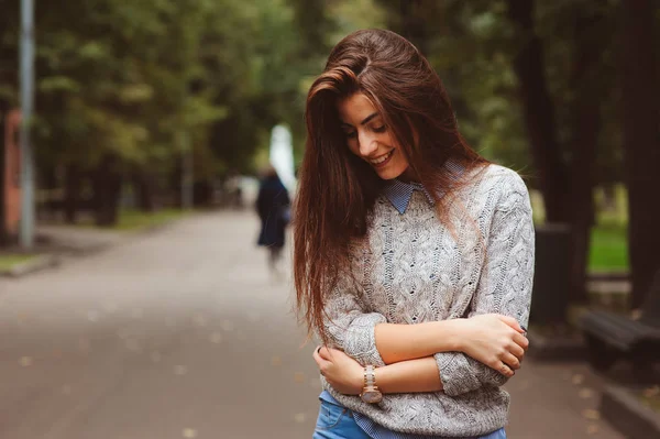 Εσωτερικη πορτρέτο του όμορφη ευτυχισμένη κοπέλα με καλά συσκευασμένα μακριά σκούρα μαλλιά, το περπάτημα στην πόλη του φθινοπώρου σε ζεστό πλεκτό πουλόβερ — Φωτογραφία Αρχείου