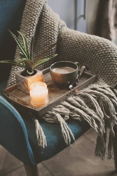 Przytulne Zimowy Poranek Domu Kakao Lub Kawa Świeca Krzesło Niebieski — Zdjęcie stockowe