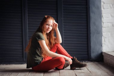 kapalı hippi tarzı giymiş güzel genç Kızıl saçlı kadın portresi