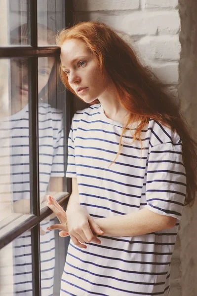 Retrato Interior Hermosa Mujer Pelirroja Reflexiva Pie Junto Ventana Camisa — Foto de Stock