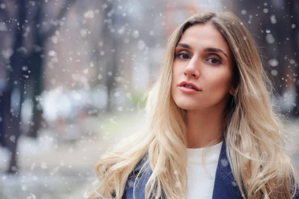 Winter Portrait Young Woman Walking City Streets Snowy Day Wearing — Stock Photo, Image