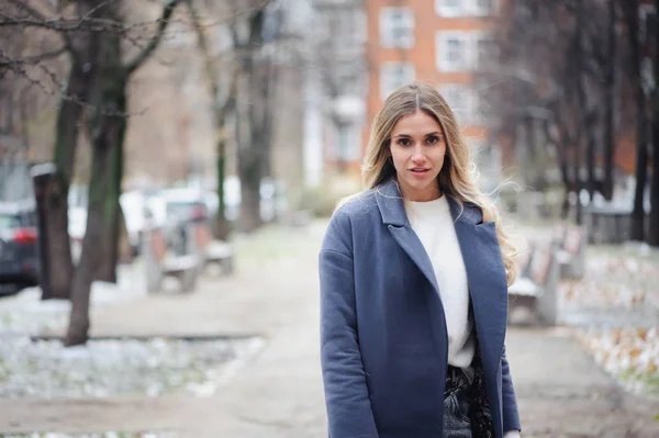 Ritratto Invernale Una Giovane Donna Che Cammina Strade Della Città — Foto Stock