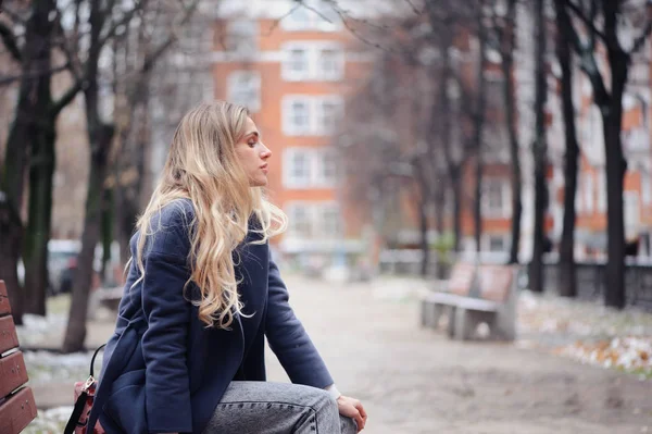 Retrato Invierno Una Mujer Joven Caminando Por Las Calles Ciudad —  Fotos de Stock