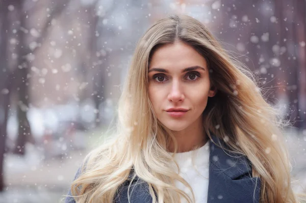 Winter Portrait Young Woman Walking City Streets Snowy Day Wearing — Stock Photo, Image