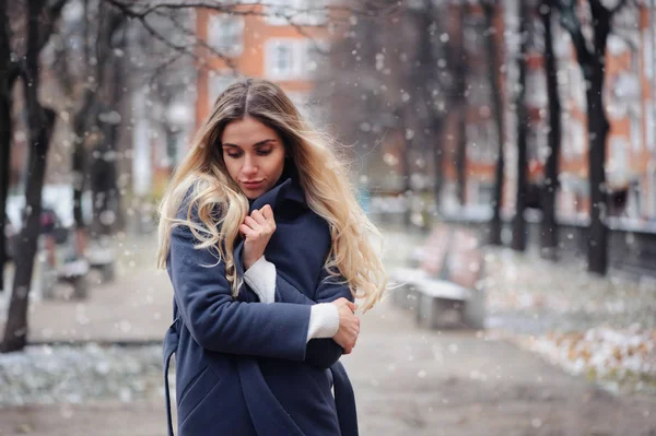 Retrato Inverno Jovem Caminhando Nas Ruas Cidade Dia Nevado Vestindo — Fotografia de Stock