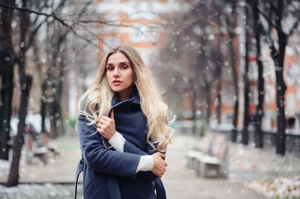 Vinter Porträtt Ung Kvinna Promenader Stadens Gator Snöig Dag Bär — Stockfoto
