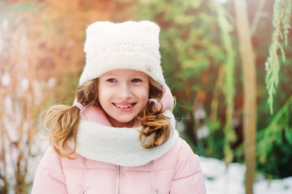 Retrato Invierno Niña Años Caminando Aire Libre Día Nevado Usando — Foto de Stock