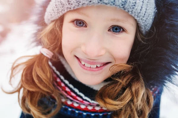 Зимний Образ Жизни Портрет Счастливой Девочки Играющей Снежки Прогулке Заднем — стоковое фото