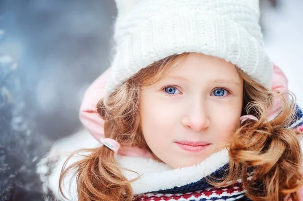 Зимний Портрет Летней Девочки Гуляющей Открытым Небом Снежный День Белой — стоковое фото