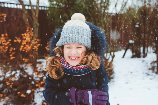 Winter Lifestyle Portrait Happy Kid Girl Playing Snowballs Walk Backyard — Stock Photo, Image