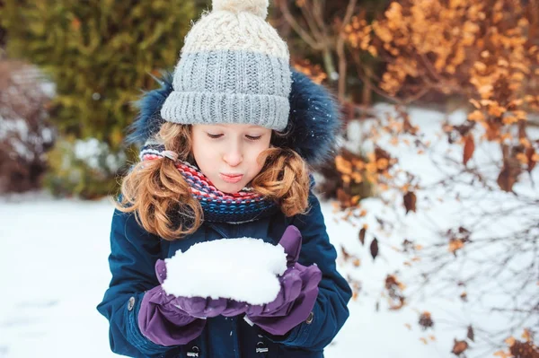 冬天的生活写照快乐的孩子女孩玩雪球在后院散步 — 图库照片