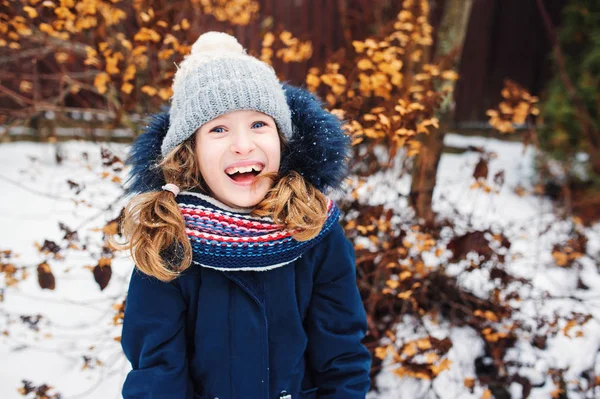 冬天的生活写照快乐的孩子女孩玩雪球在后院散步 — 图库照片