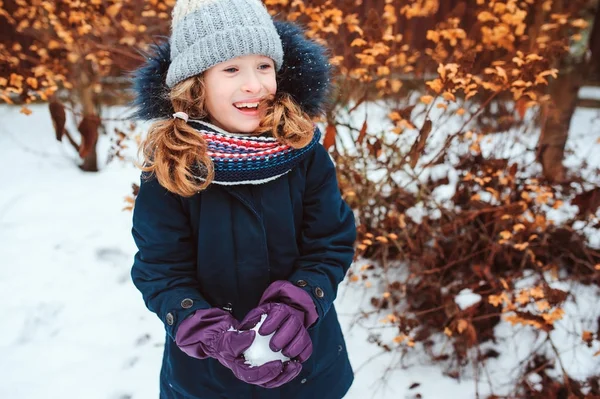 Estilo Vida Invierno Retrato Niña Feliz Jugando Bolas Nieve Paseo — Foto de Stock