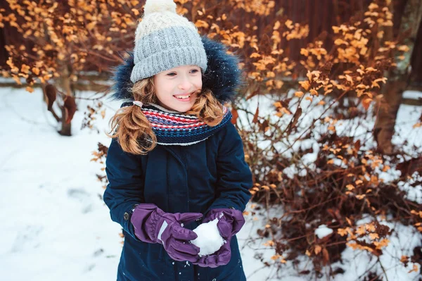 Winter Levensstijl Portret Van Gelukkige Jongen Meisje Sneeuwballen Spelen Wandeling — Stockfoto