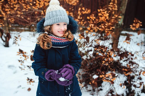 Winter Lifestyle Portrait Happy Kid Girl Playing Snowballs Walk Backyard — Stock Photo, Image