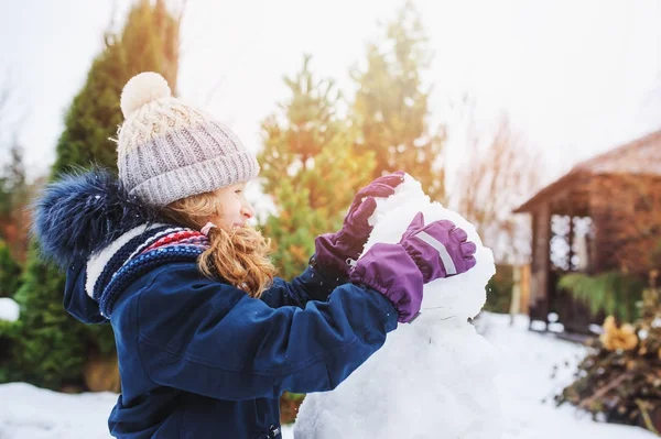 Ragazzina Felice Che Pupazzo Neve Durante Vacanze Natale Cortile Attività — Foto Stock