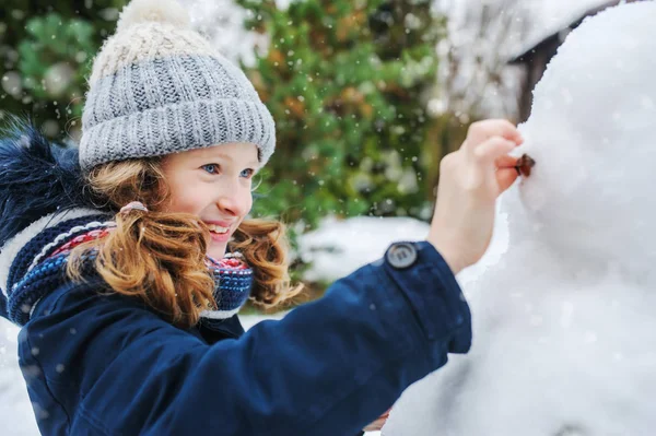 Ragazzina Felice Che Pupazzo Neve Durante Vacanze Natale Cortile Attività — Foto Stock