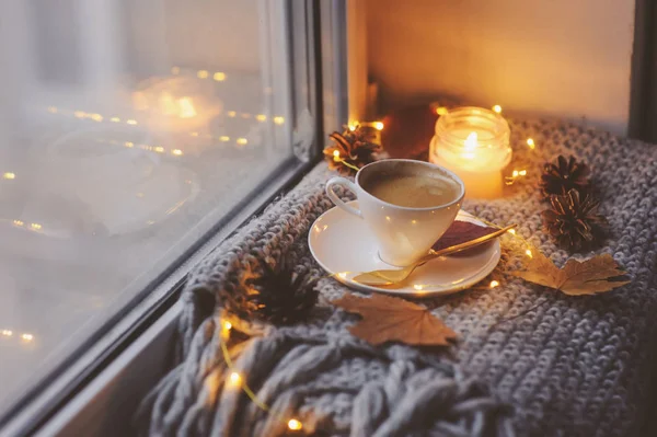 Gemütlicher Winter Oder Herbstmorgen Hause Heißer Kaffee Mit Goldenem Metalllöffel — Stockfoto