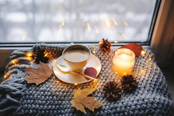 Gemütlicher Winter Oder Herbstmorgen Hause Heißer Kaffee Mit Goldenem Metalllöffel — Stockfoto