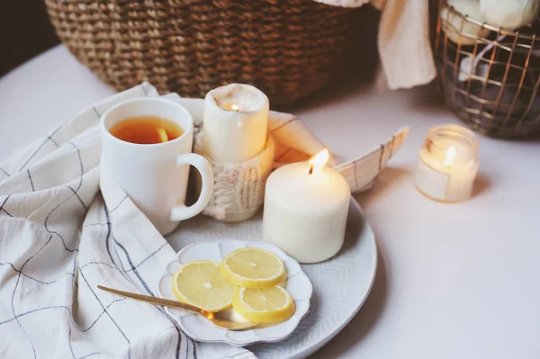 Pagi Yang Nyaman Rumah Teh Panas Dengan Lemon Lilin Sweater — Stok Foto