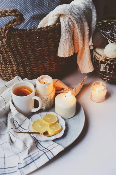 Gemütlicher Wintermorgen Hause Heißer Tee Mit Zitrone Kerzen Strickpullover Korb — Stockfoto