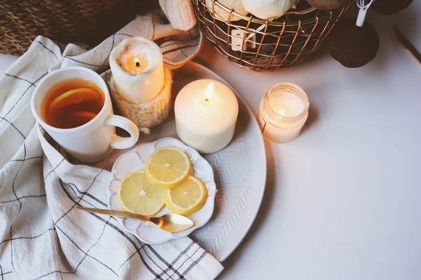 Pagi Yang Nyaman Rumah Teh Panas Dengan Lemon Lilin Sweater — Stok Foto