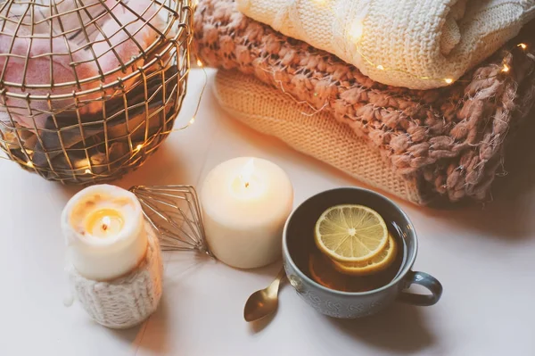 집에서 편안한 뜨거운 스웨터와 인테리어 덴마크 Hygge — 스톡 사진