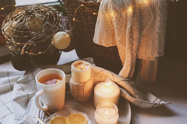 温馨的冬日清晨在家 热茶与柠檬 针织毛衣篮子和现代金属内饰的细节 静物构图 Hygge — 图库照片