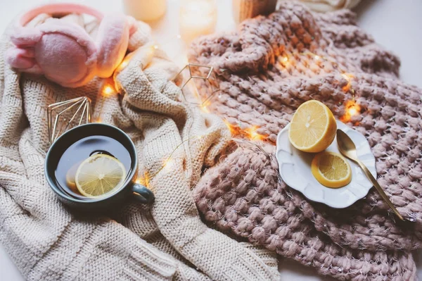 Gemütlicher Wintermorgen Hause Heißer Tee Mit Zitrone Strickpullover Und Moderne — Stockfoto