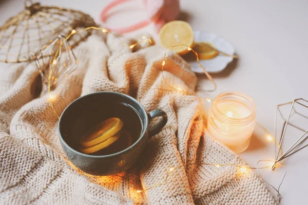 Kış Sabahı Evde Rahat Sıcak Çay Limon Örme Kazak Modern — Stok fotoğraf