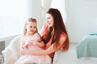 mutlu aile kutluyor anneler günü. Rahat yaşam tarzı yakalama anne ve yürümeye başlayan çocuk kızı