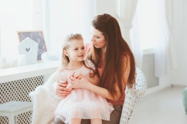 mutlu aile kutluyor anneler günü. Rahat yaşam tarzı yakalama anne ve yürümeye başlayan çocuk kızı