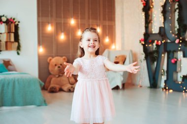 doğum günü kutlama sevimli gülümseyen 5 yaşında çocuk kız portresi