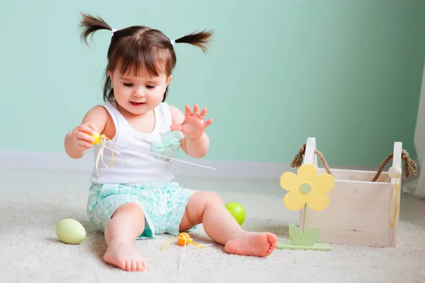 Nahaufnahme Innenraum Porträt Von Niedlichen Glücklichen Baby Mädchen Spielen Mit — Stockfoto