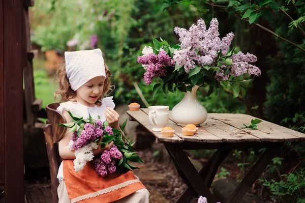Dziecko Dziewczynka Ogrodzie Tea Party Dzień Wiosny Bukiet Bzu Lilak — Zdjęcie stockowe
