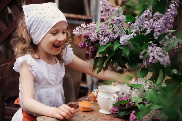 Kluk Holka Zahradní Tea Party Jarní Den Kytici Šeříku Šeřík — Stock fotografie