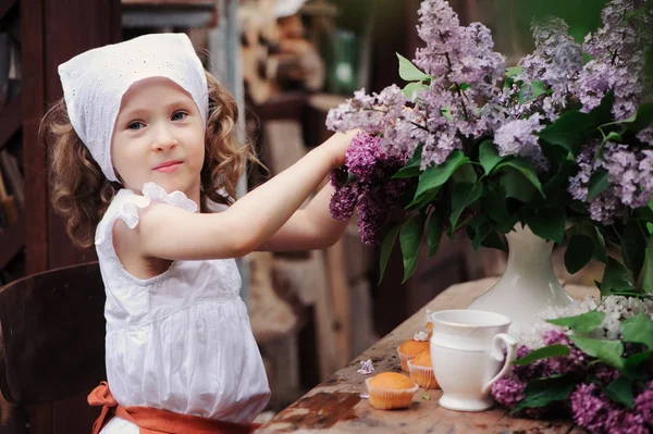 Menina Festa Chá Jardim Dia Primavera Com Buquê Lilases Syringa — Fotografia de Stock