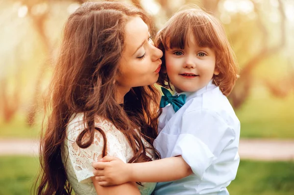 Glad Mamma Kram Och Kyss Småbarn Unge Son Utomhus Våren — Stockfoto