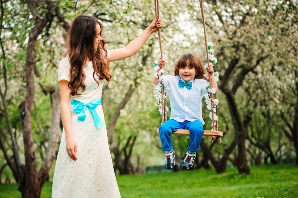 Glücklich Gekleidete Mutter Und Kleinkind Sohn Spaß Auf Schaukel Frühling — Stockfoto