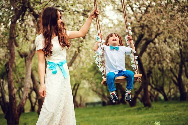 Szczęśliwy Dressy Matka Dziecko Syn Zabawy Huśtawce Parku Wiosna Lub — Zdjęcie stockowe