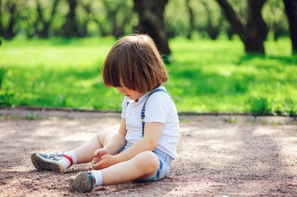 Lindo Niño Pequeño Niño Jugando Con Suciedad Sentado Suelo Paseo — Foto de Stock