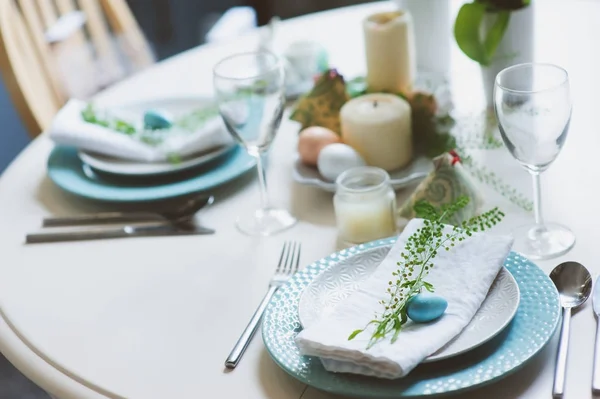 复活节和春天的节日餐桌 用蓝色和白色的色调在自然质朴的风格 与鸡蛋 鲜花和蜡烛 — 图库照片