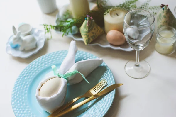 Mesa Festiva Páscoa Lugar Jantar Convidado Decorado Com Guardanapo Coelho — Fotografia de Stock